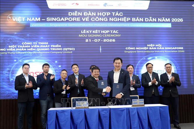 Công viên phần mềm Quang Trung (QTSC) và Hiệp hội Công nghiệp Bán dẫn Singapore (SSIA) hợp tác kết nối hệ sinh thái bán dẫn Việt Nam với mạng lưới doanh nghiệp bán dẫn của Singapore. (Ảnh: Tiến Lực/TTXVN)